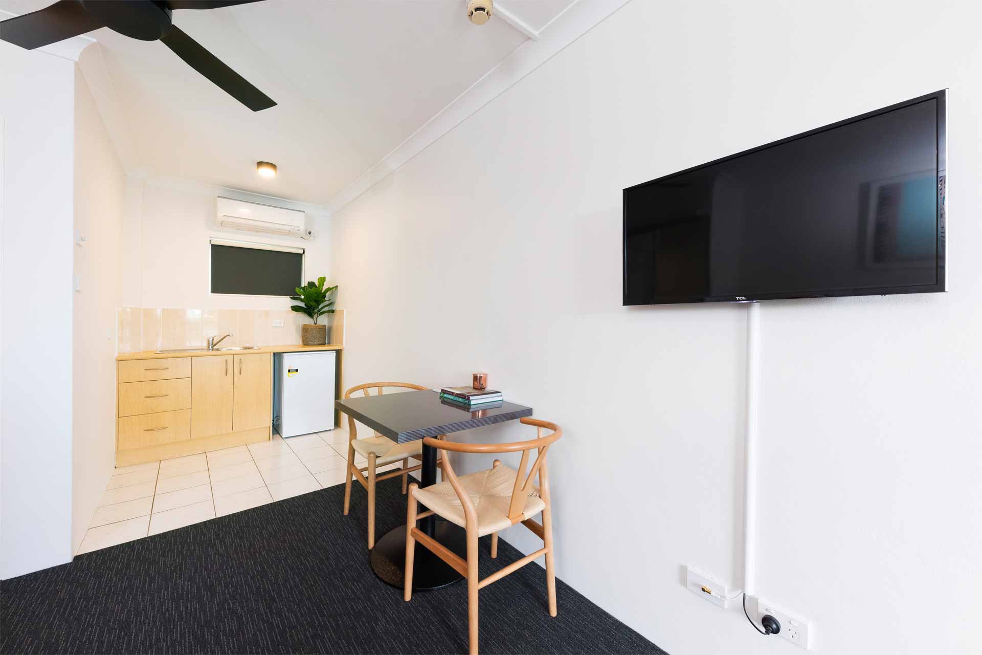 37. Hotel Forster Standard Queen Room kitchen/Dining