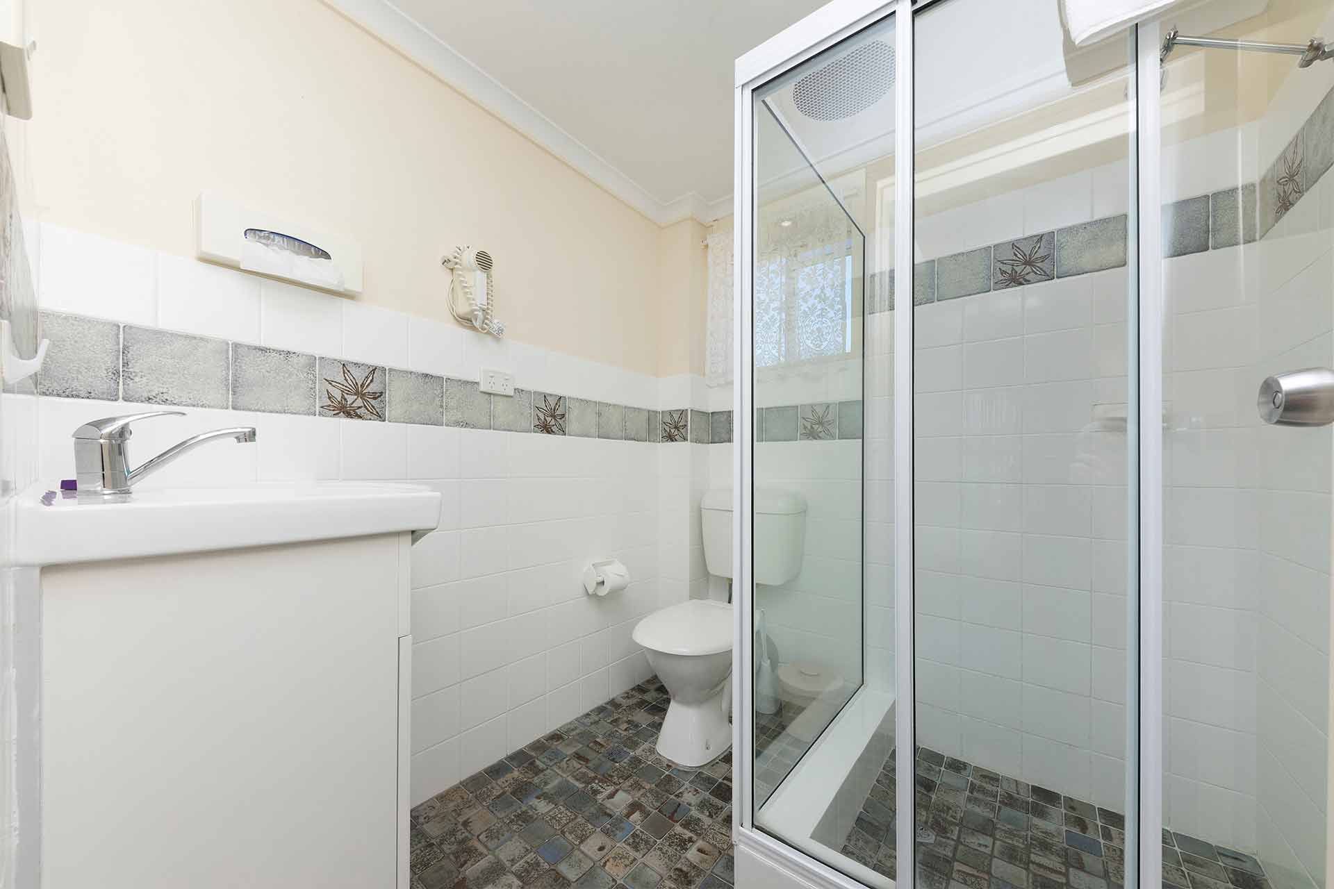 36. Hotel Forster Standard Queen Room - Bathroom 