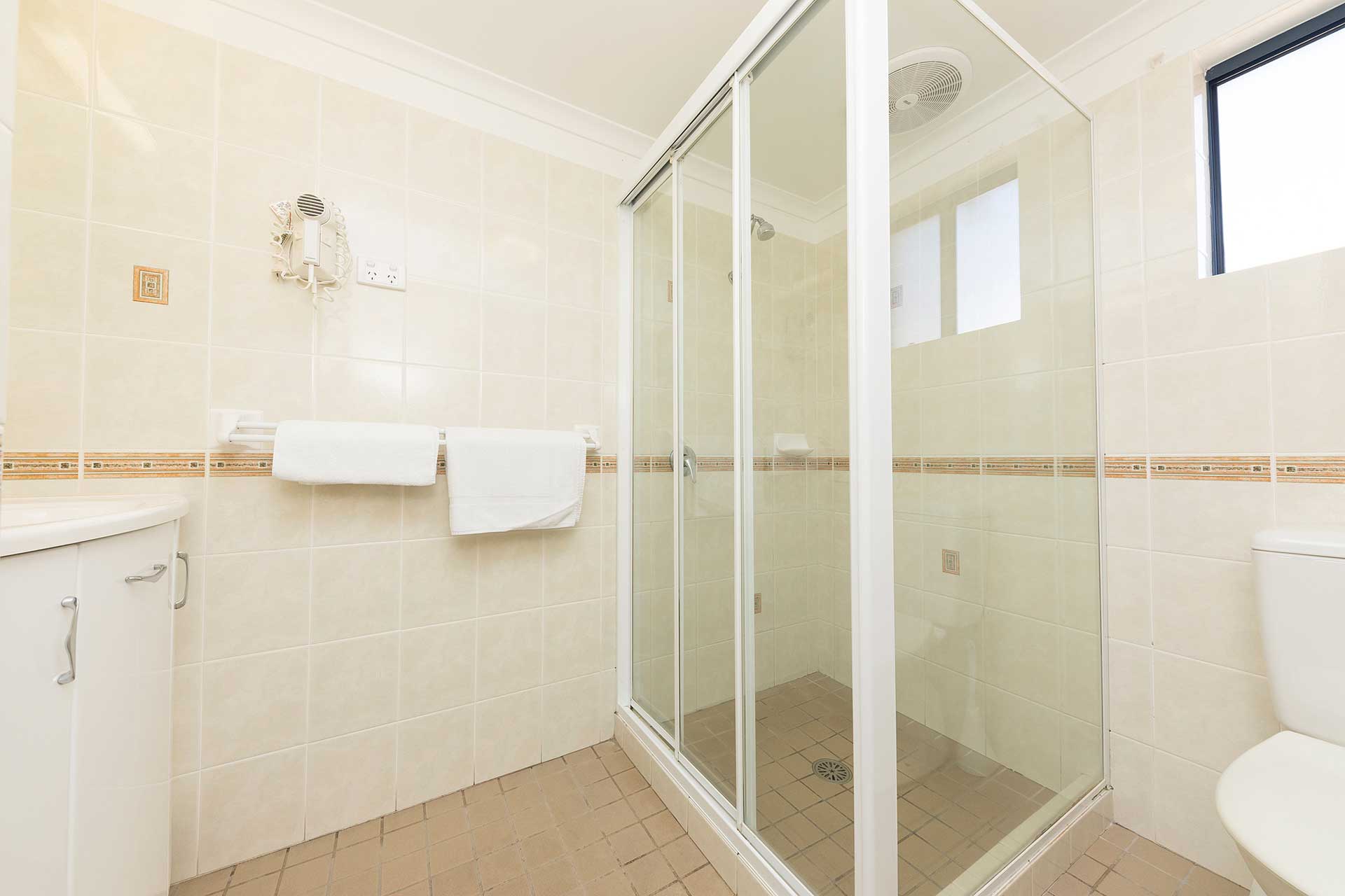 40. Hotel Forster Standard Twin Bathroom